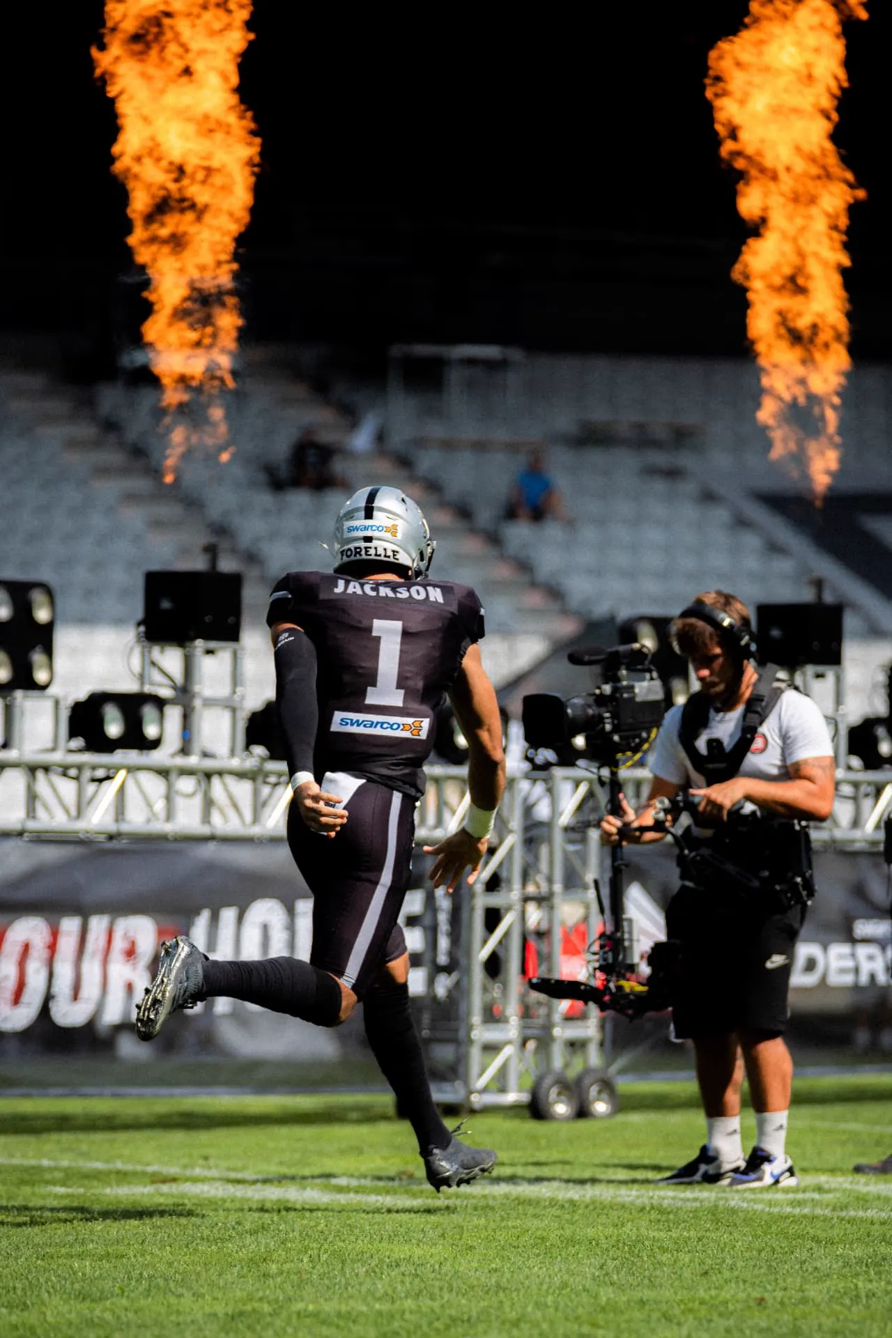 Raiders charge, Sport photography